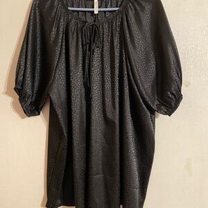 Chic Black Tunic Top with Sleek Design